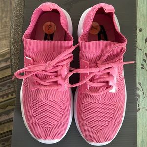 Women’s size 7 EUC polo shoes